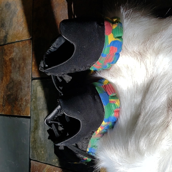 Rainbow sole running sneakers. Size 7 - Picture 4 of 10